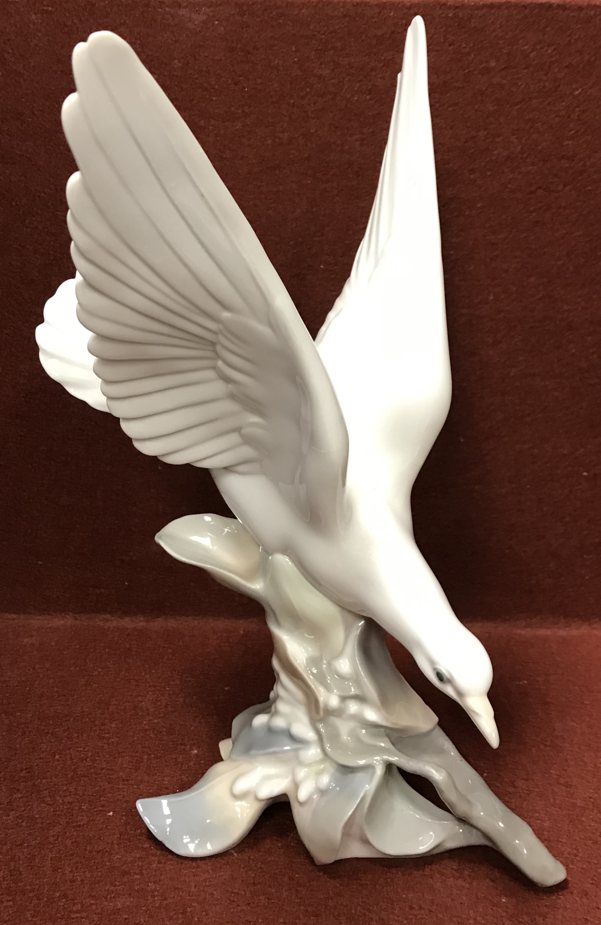 A Lladro figure of a "Seagull with sprea