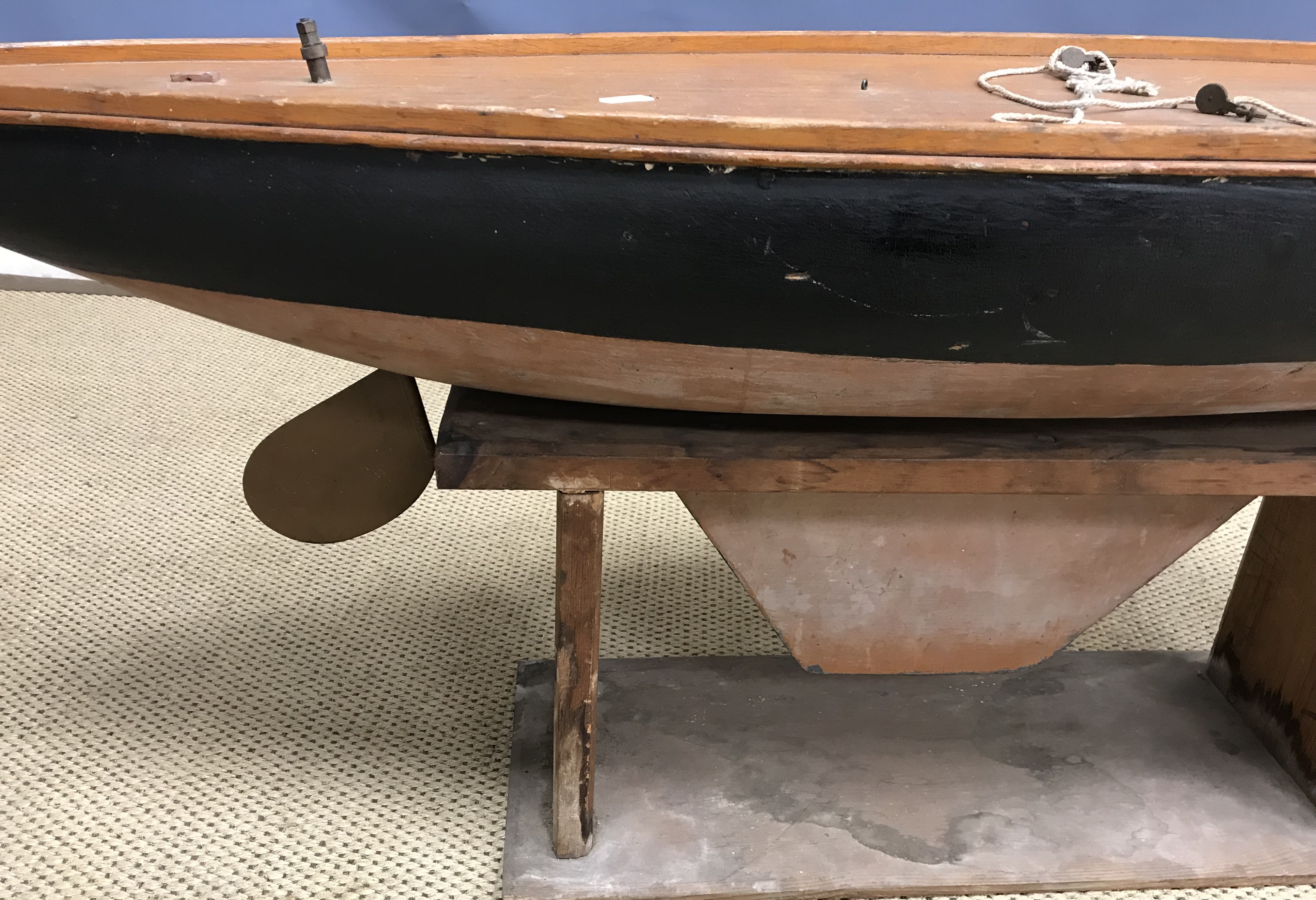 A vintage painted wood pond yacht with m - Image 4 of 5