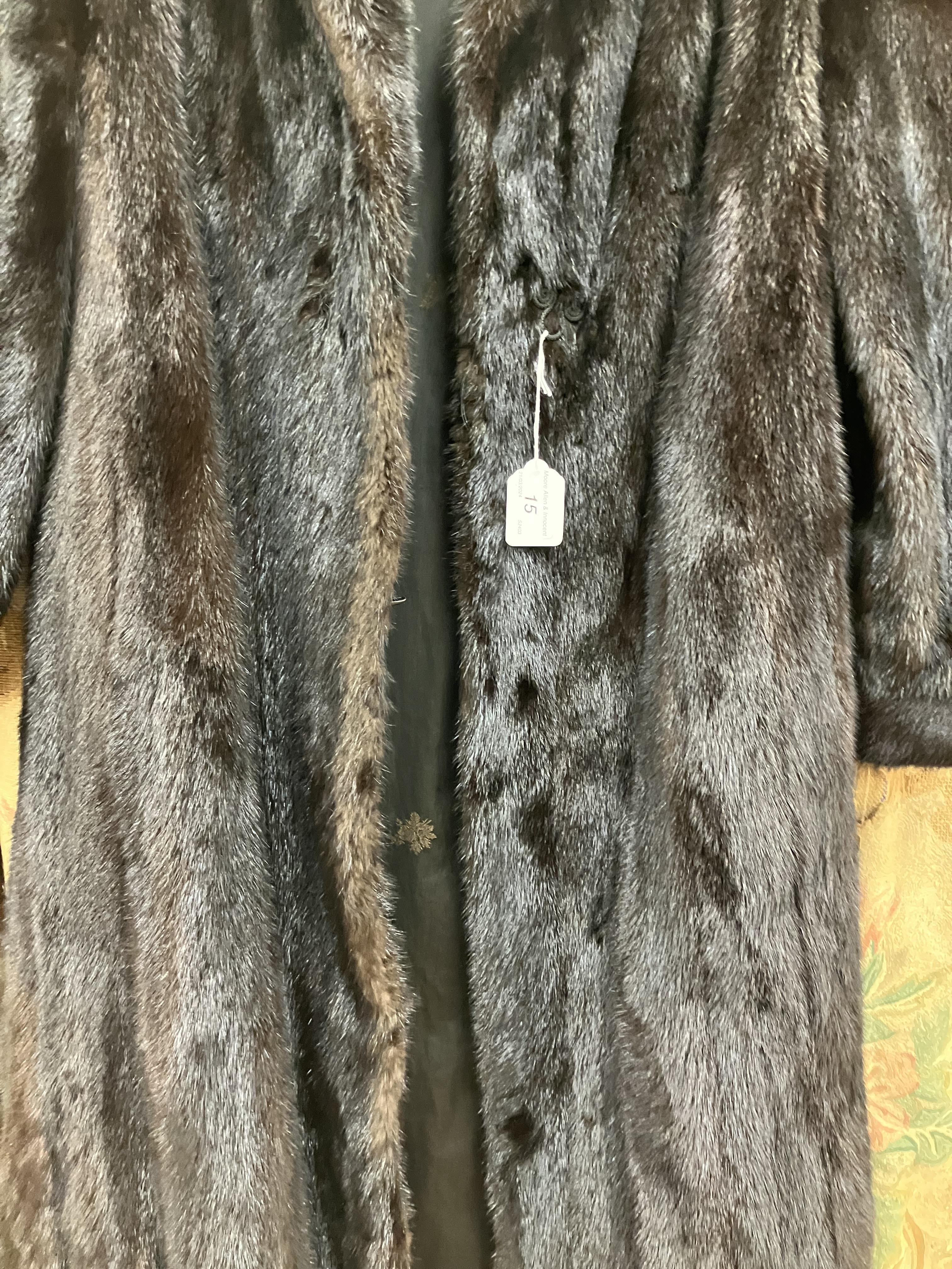 A mid 20th Century brown mink full lengt - Image 20 of 24