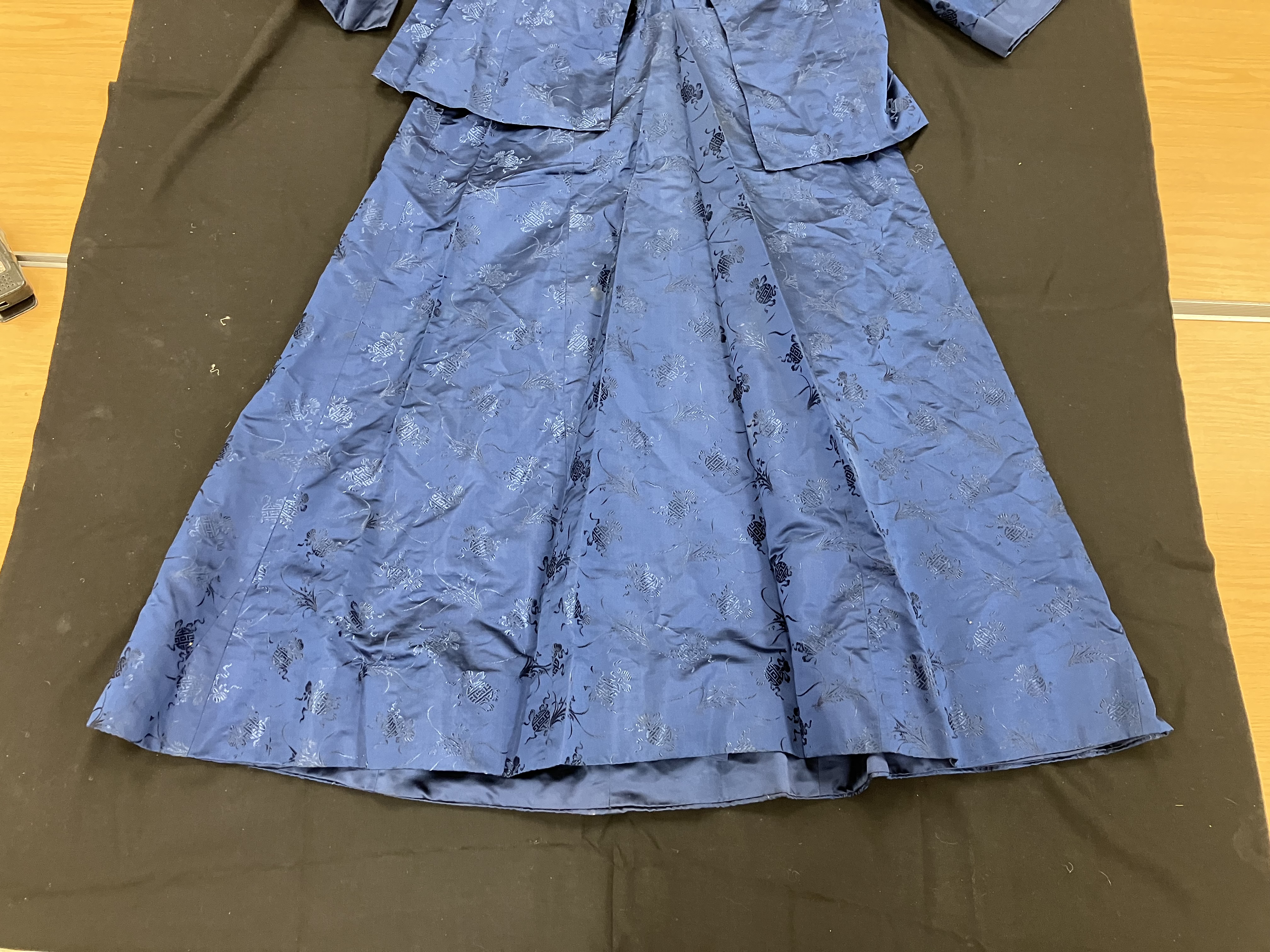 A mid-20th Century silk dress with match - Image 5 of 70