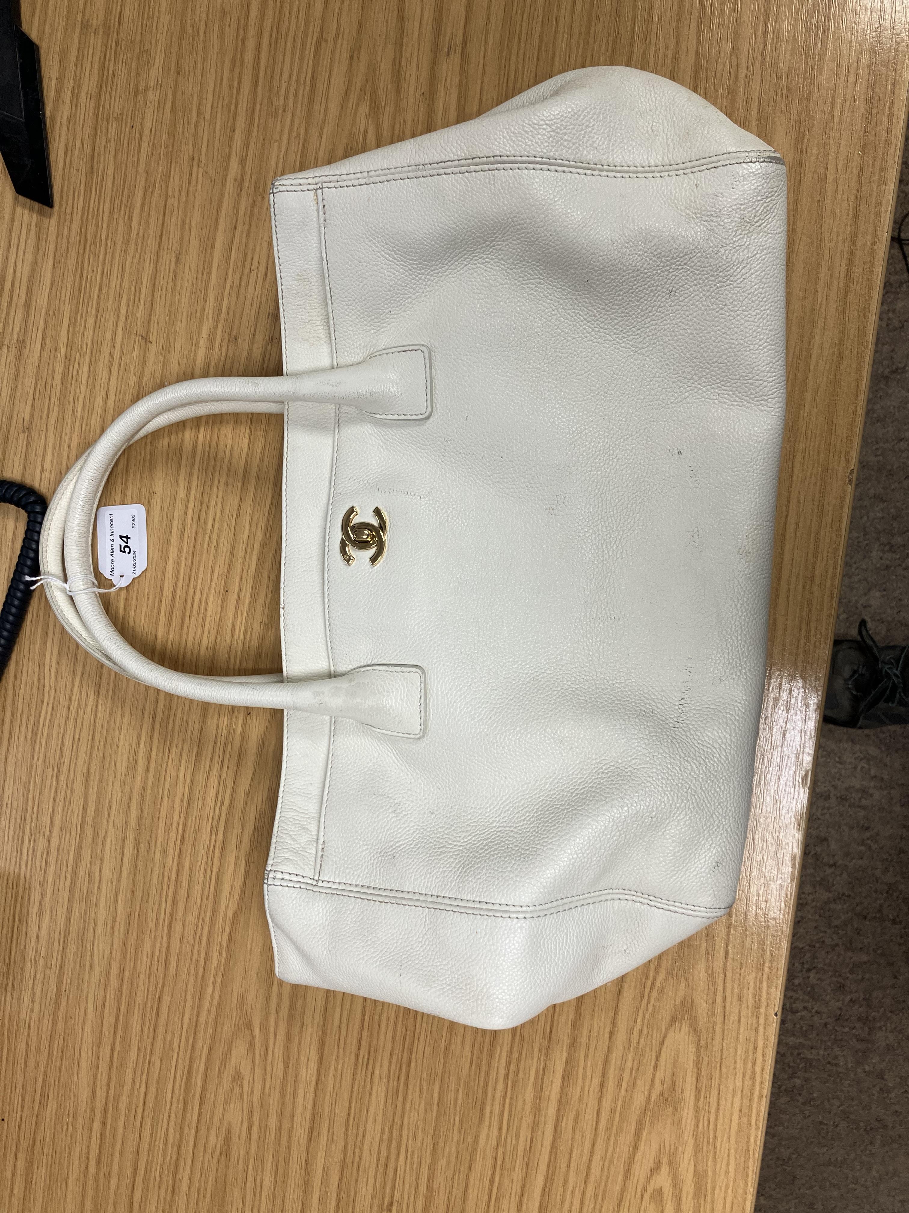 A Chanel Cerf bag in white grain calves - Image 40 of 40