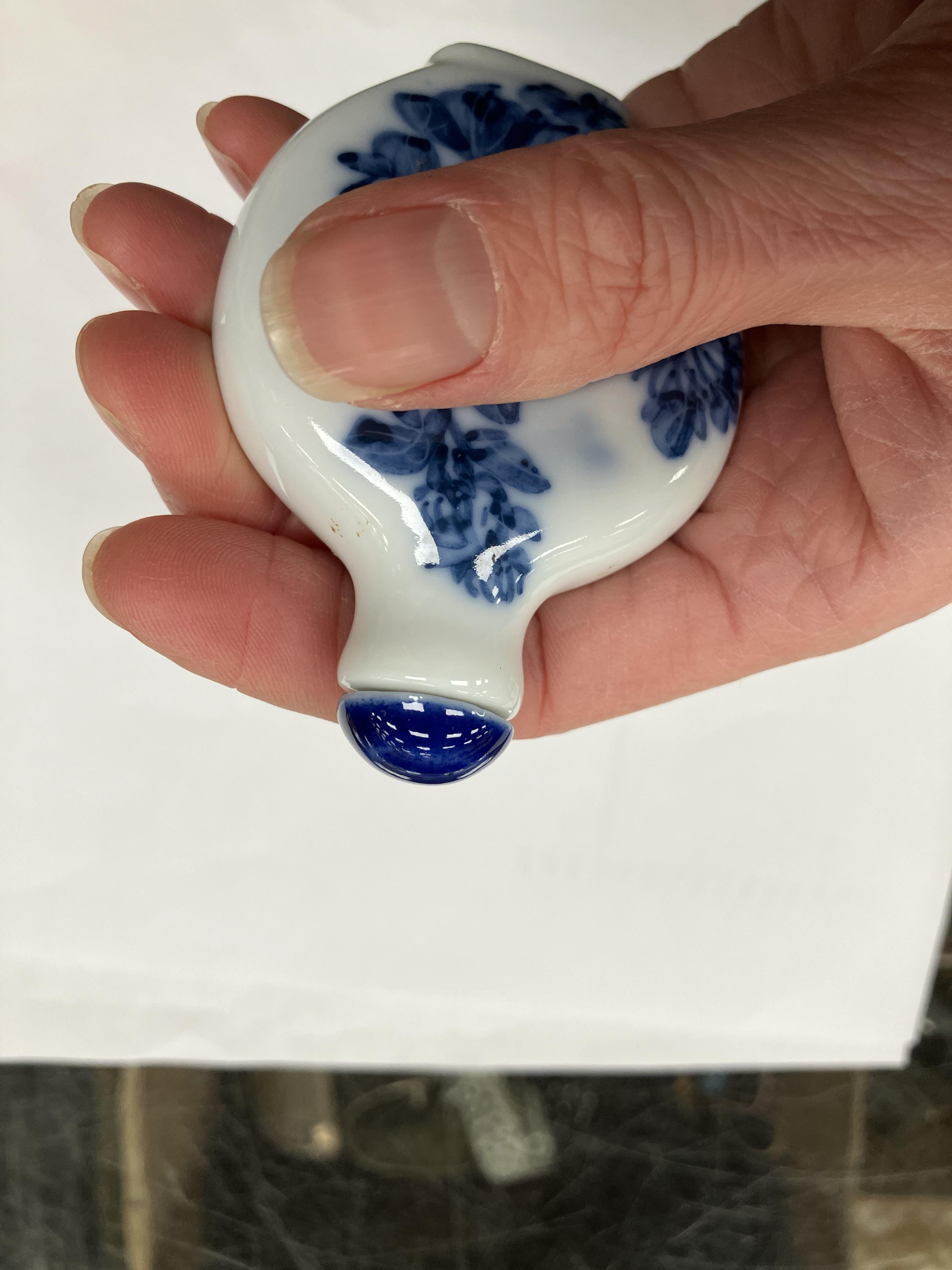 A Chinese blue and white moon flask shap - Image 26 of 33