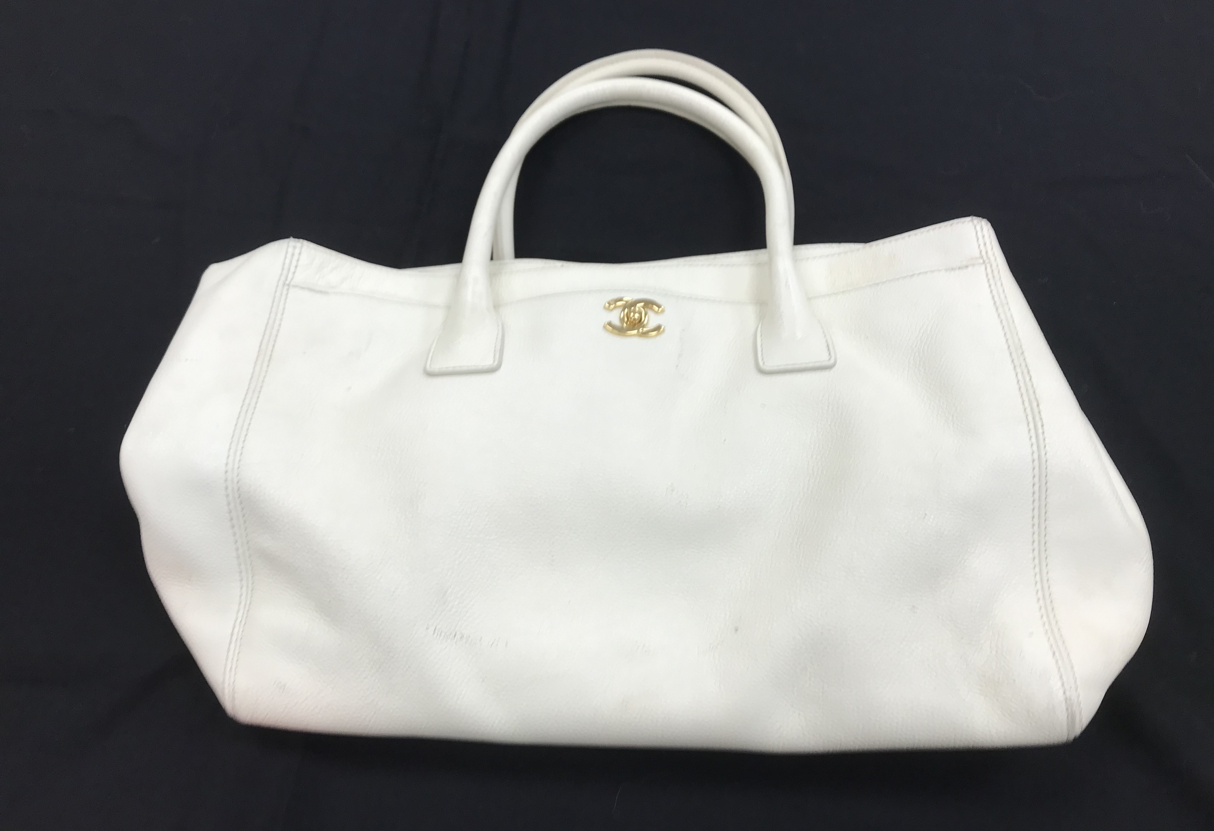 A Chanel Cerf bag in white grain calves