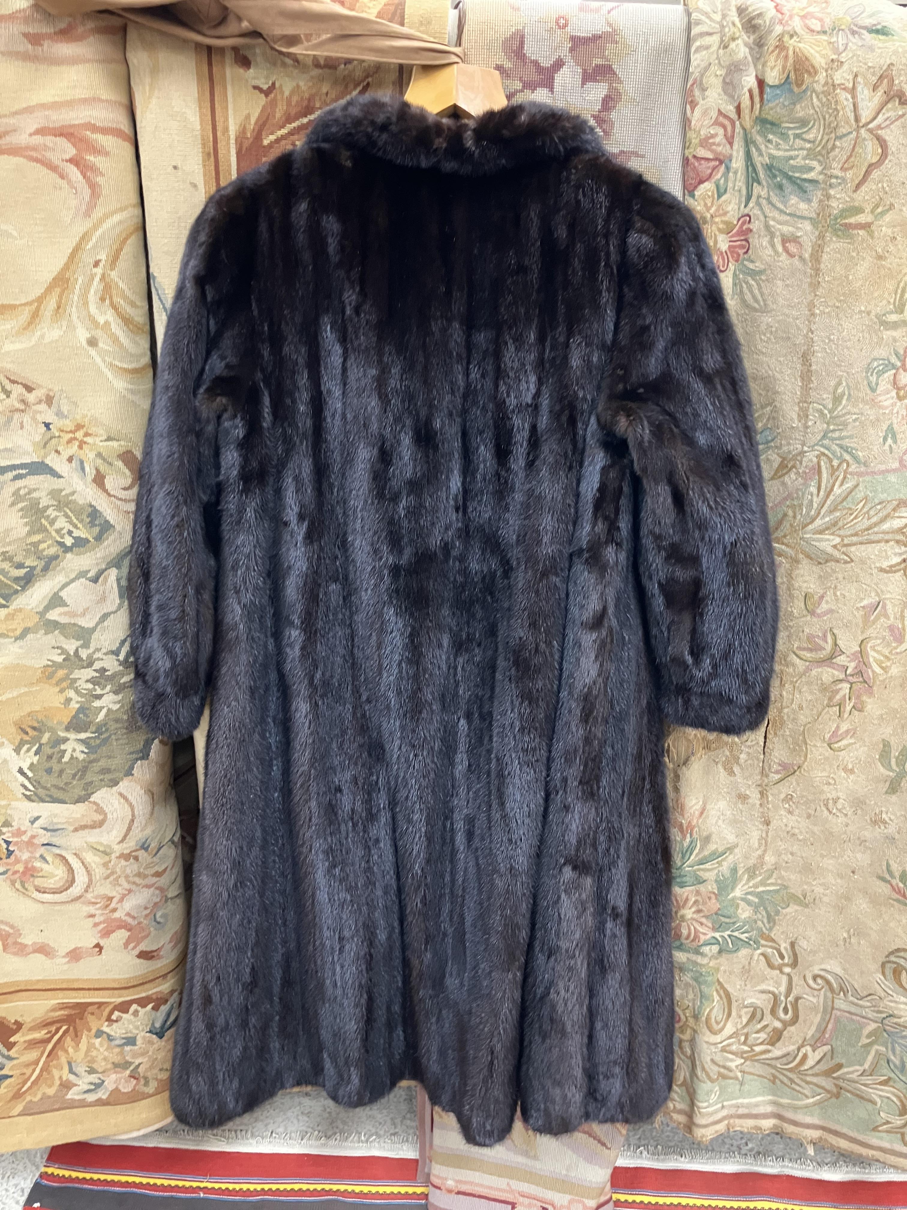 A mid 20th Century brown mink full lengt - Image 14 of 24