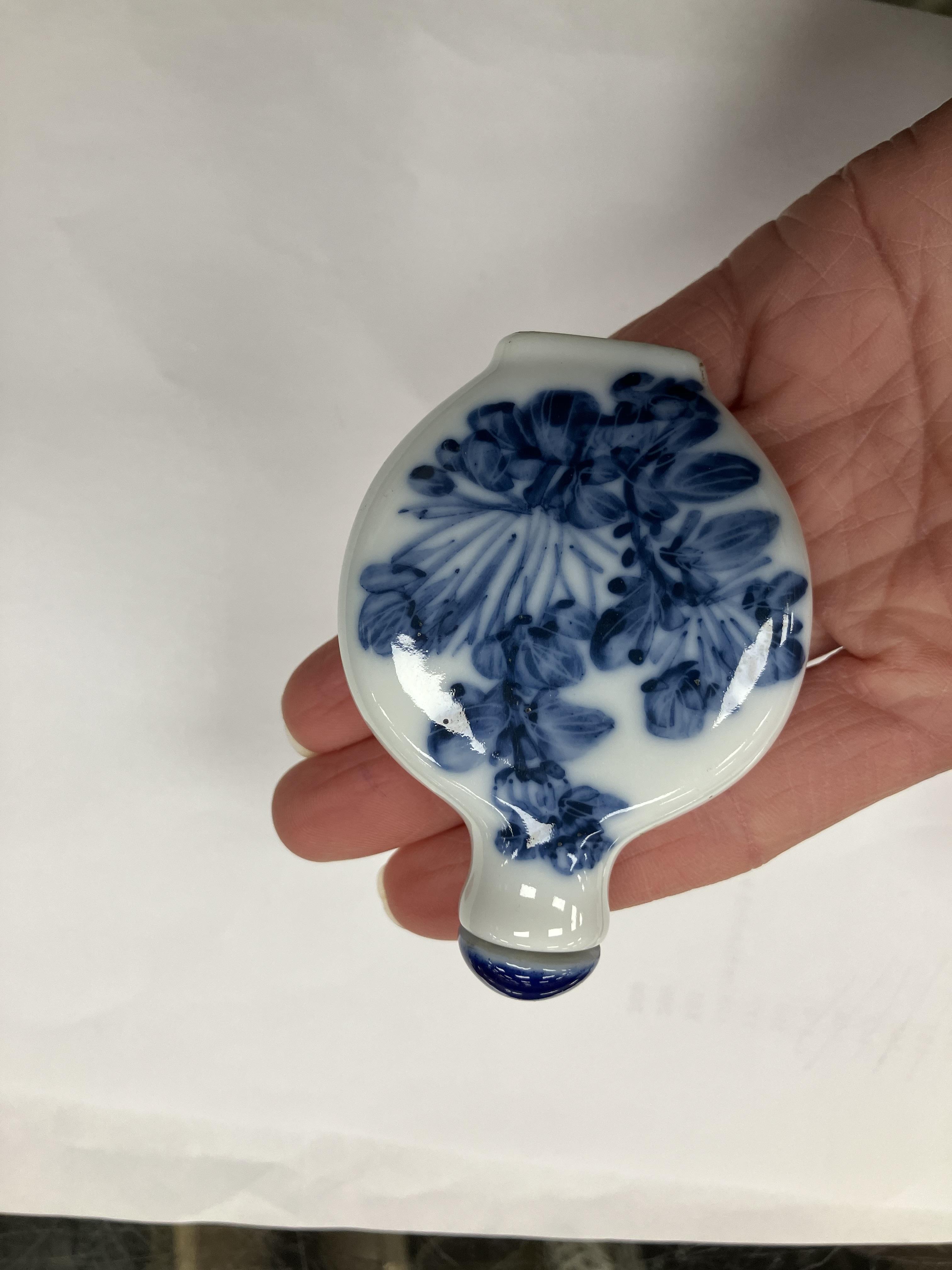 A Chinese blue and white moon flask shap - Image 9 of 33