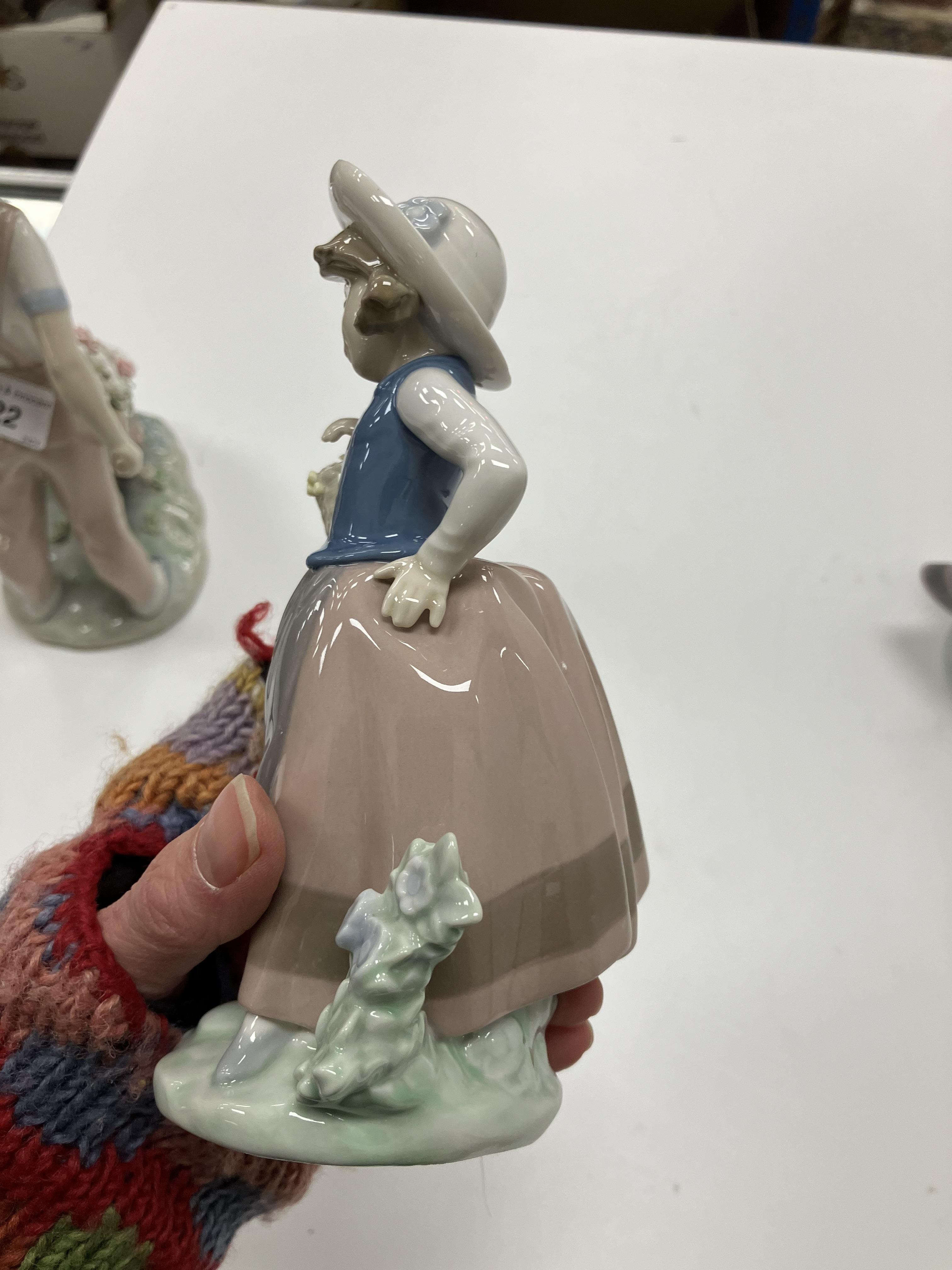 A collection of Lladro figures comprisin - Image 14 of 23
