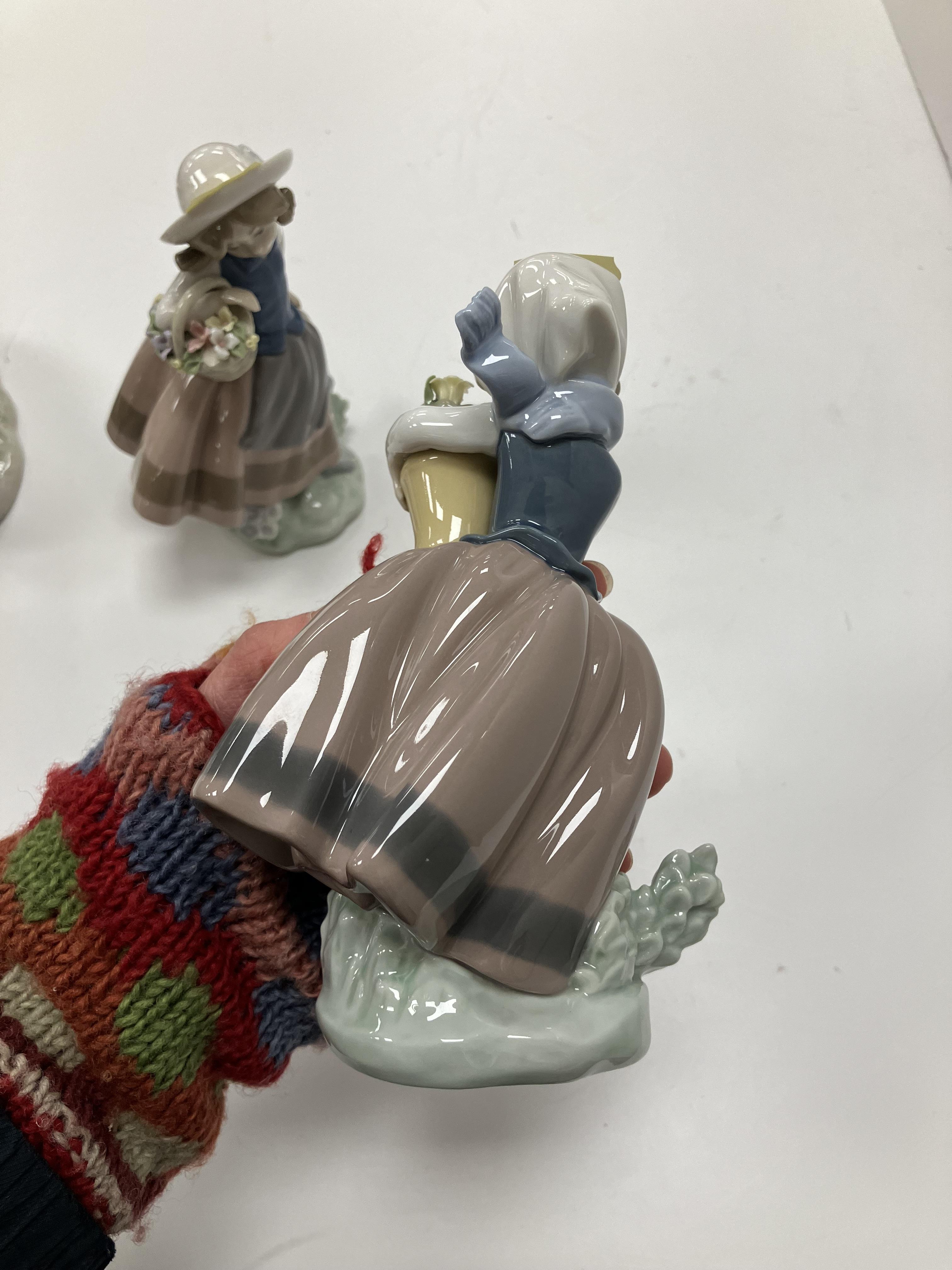 A collection of Lladro figures comprisin - Image 19 of 23