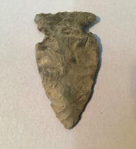 An arrow head flint, 4cm long x 2.5cm wide