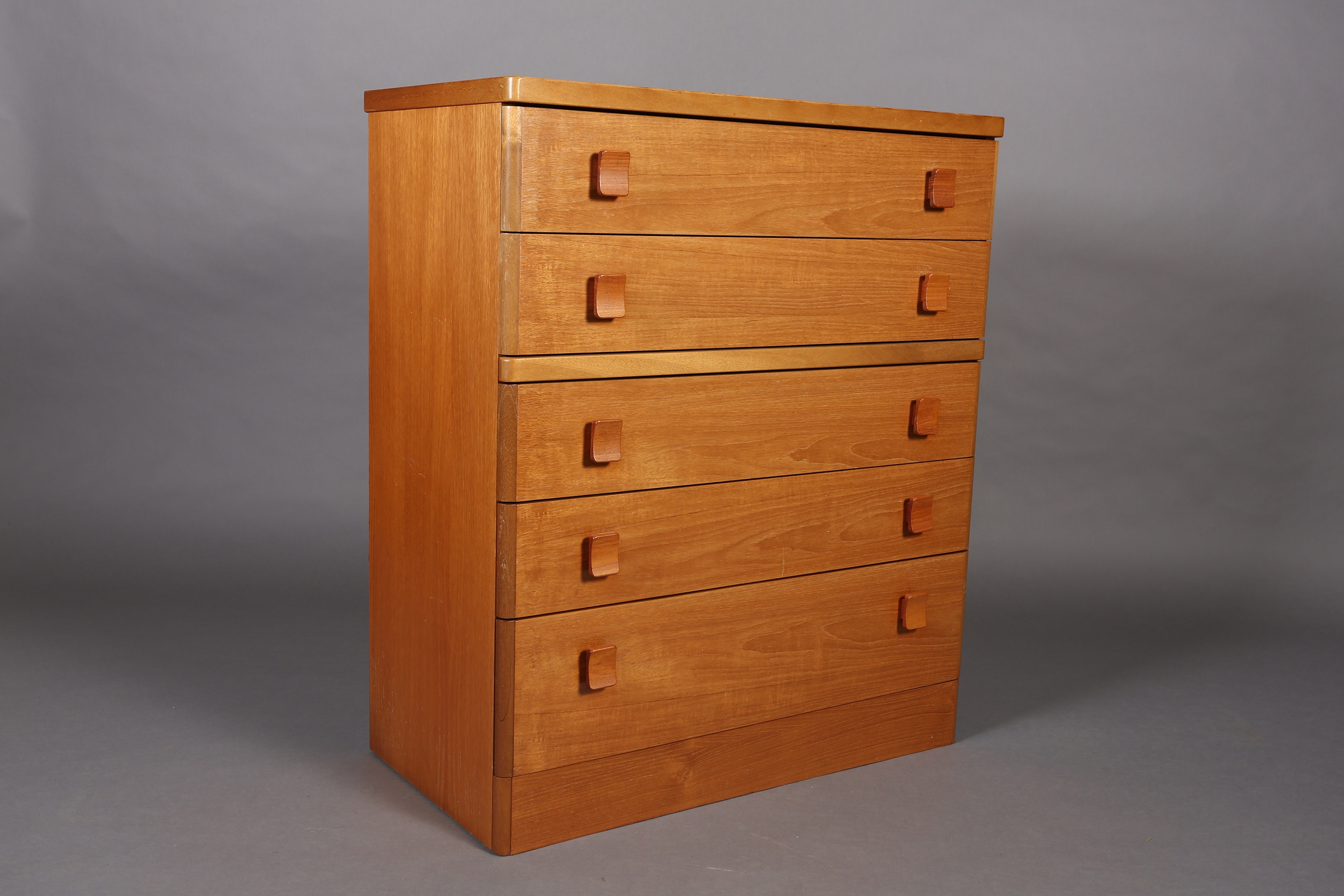 A Stag teak chest c1980s, of five graduated drawers with curved handles on a plinth base, 82cm - Image 3 of 4
