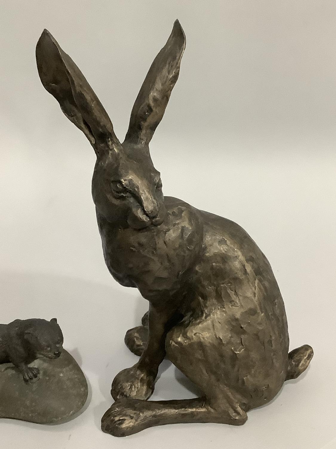 A bronze effect hare by Frith Sculpture, 29cm, together with a model of an otter upon a rock, 17.5cm - Bild 2 aus 3