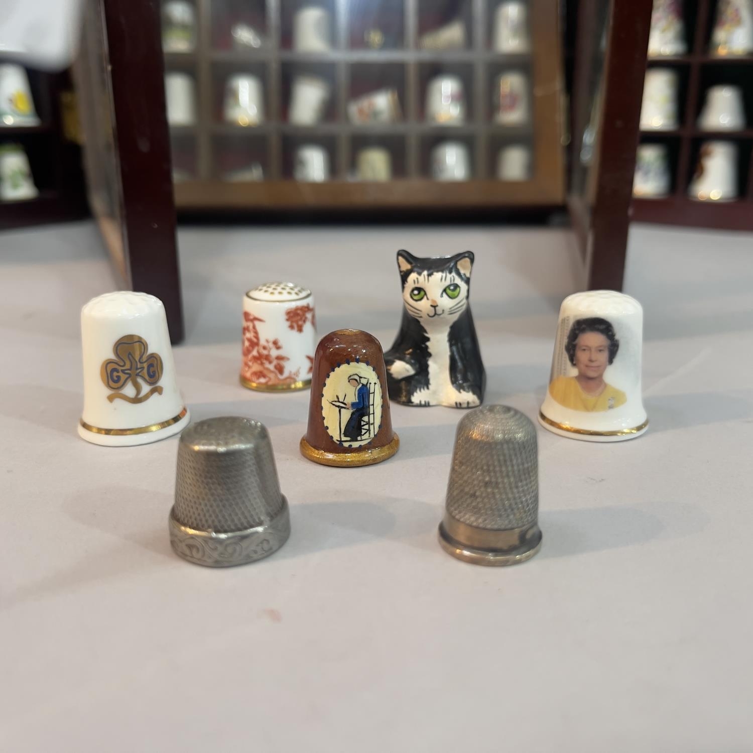 A collection of china thimbles in six glazed cases - Bild 2 aus 3