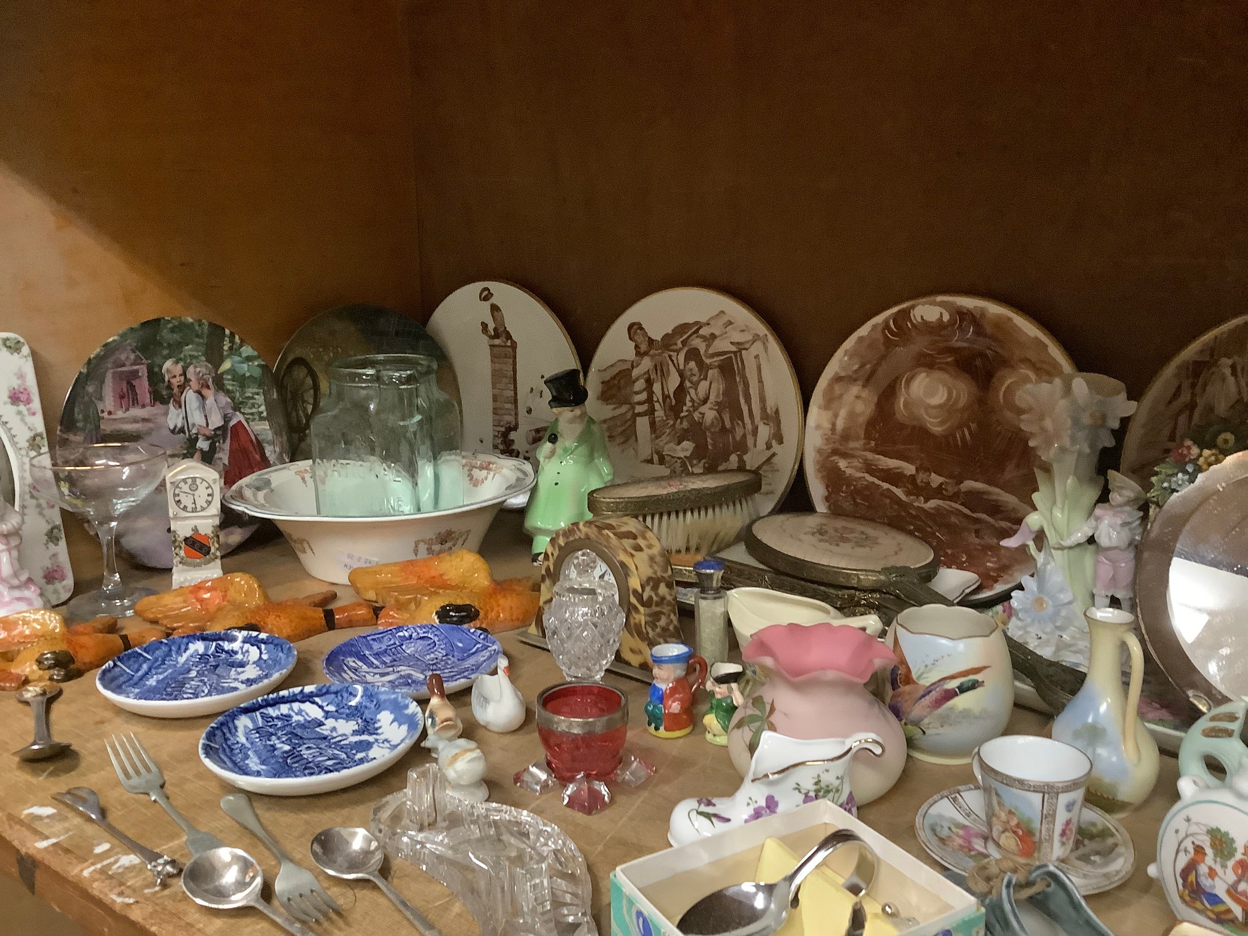 A quantity of commemorative plates, 19th century and later ceramics, gilt dressing table set, blue - Bild 3 aus 3