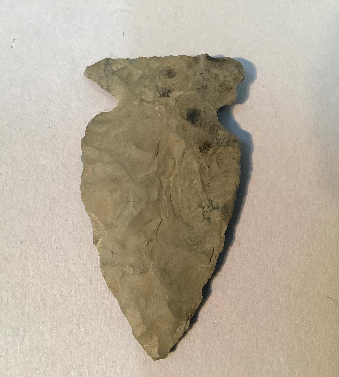 An arrow head flint, 4cm long x 2.5cm wide