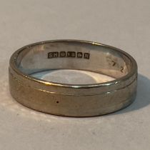 A wedding ring in 18ct. white gold, approximate weight 3g