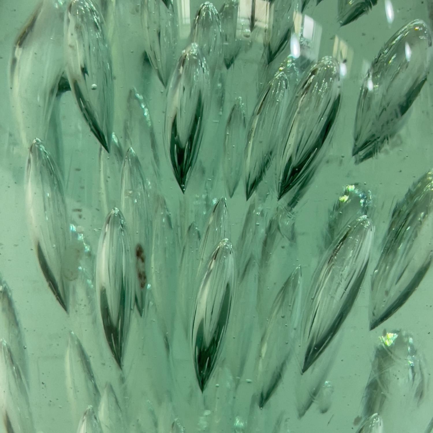 A 19th century green glass dump, internally with radiating tear drops, 17cm - Bild 2 aus 2
