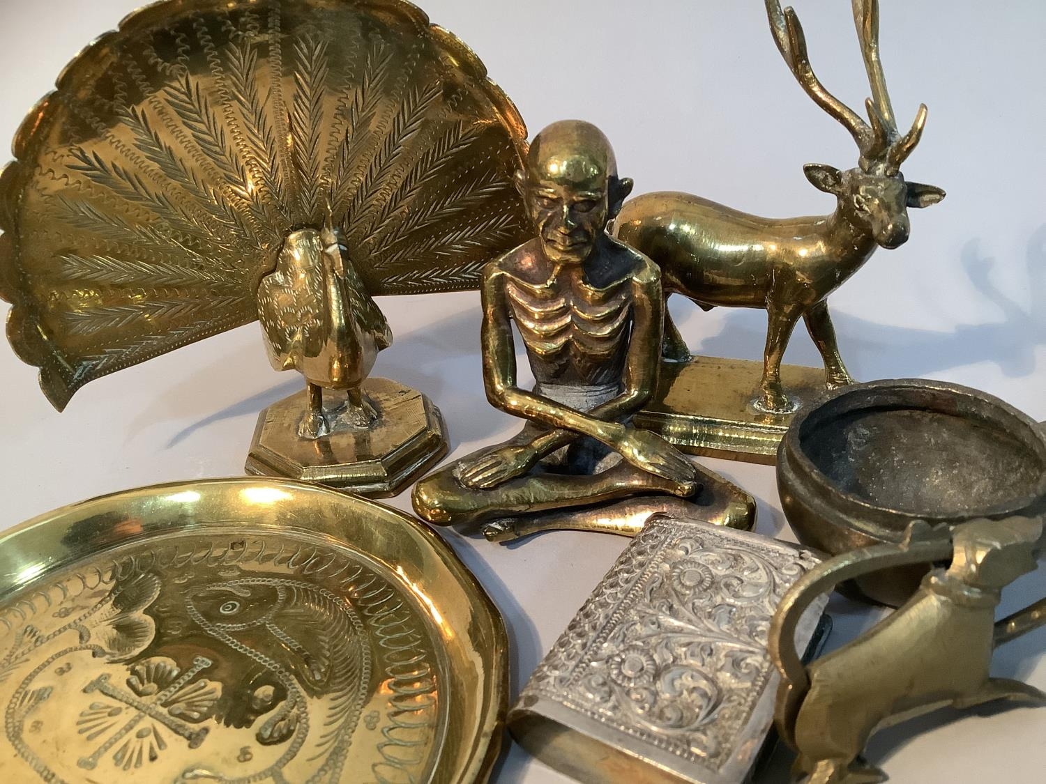 Indian brass figure of a holy man together with a brass dish worked with fish, a brass spherical - Bild 3 aus 5