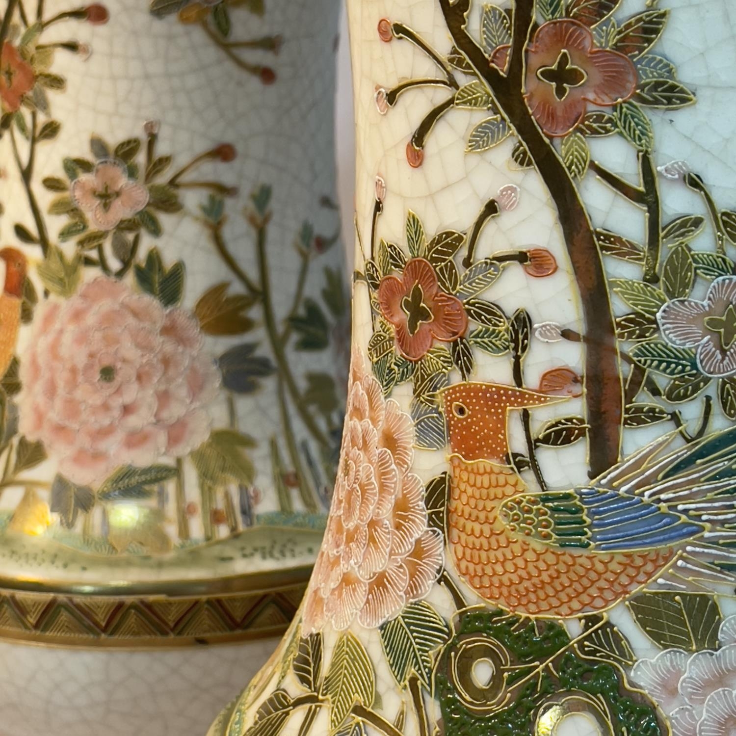 A pair of Japanese early 20th century flared rim vases, having gilt and enamel decoration of birds - Bild 2 aus 2