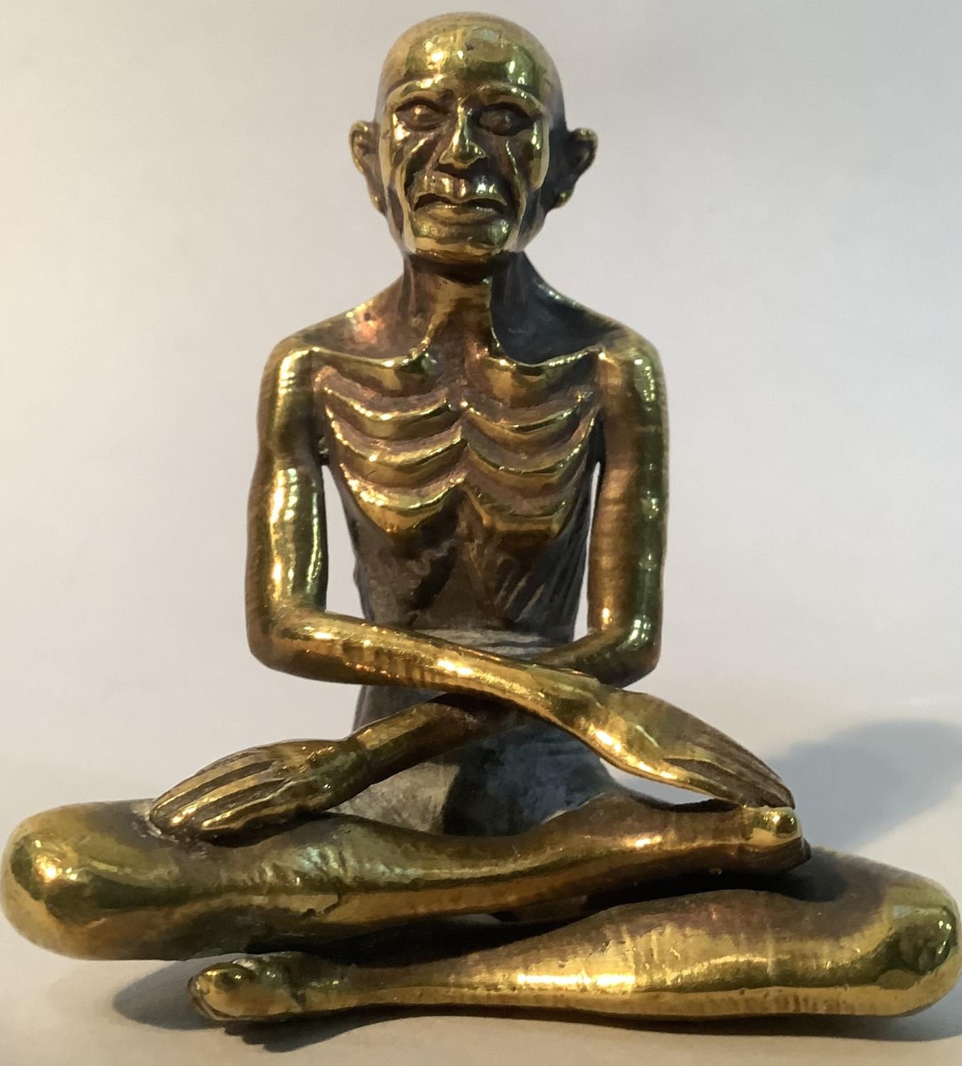 Indian brass figure of a holy man together with a brass dish worked with fish, a brass spherical - Bild 5 aus 5