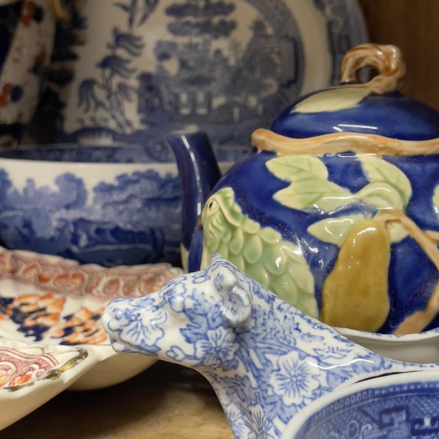 A Spode Italianate blue and white bowl, willow pattern meat dish, chinoiserie tureen, cow creamer, - Bild 2 aus 2