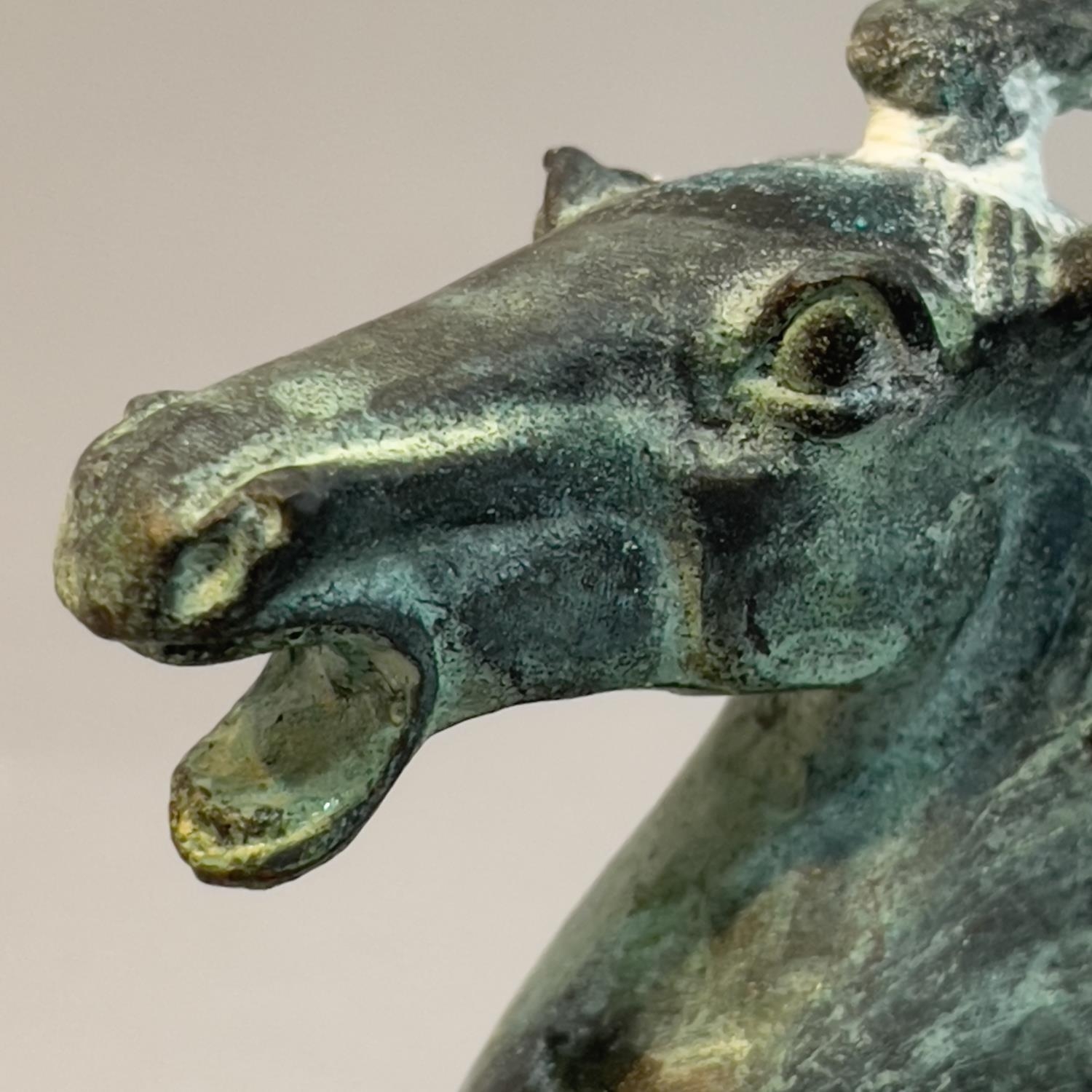 A bronze Han dynasty style model of the Flying Horse of Kangxai, 16cm high, with damages - Bild 2 aus 2