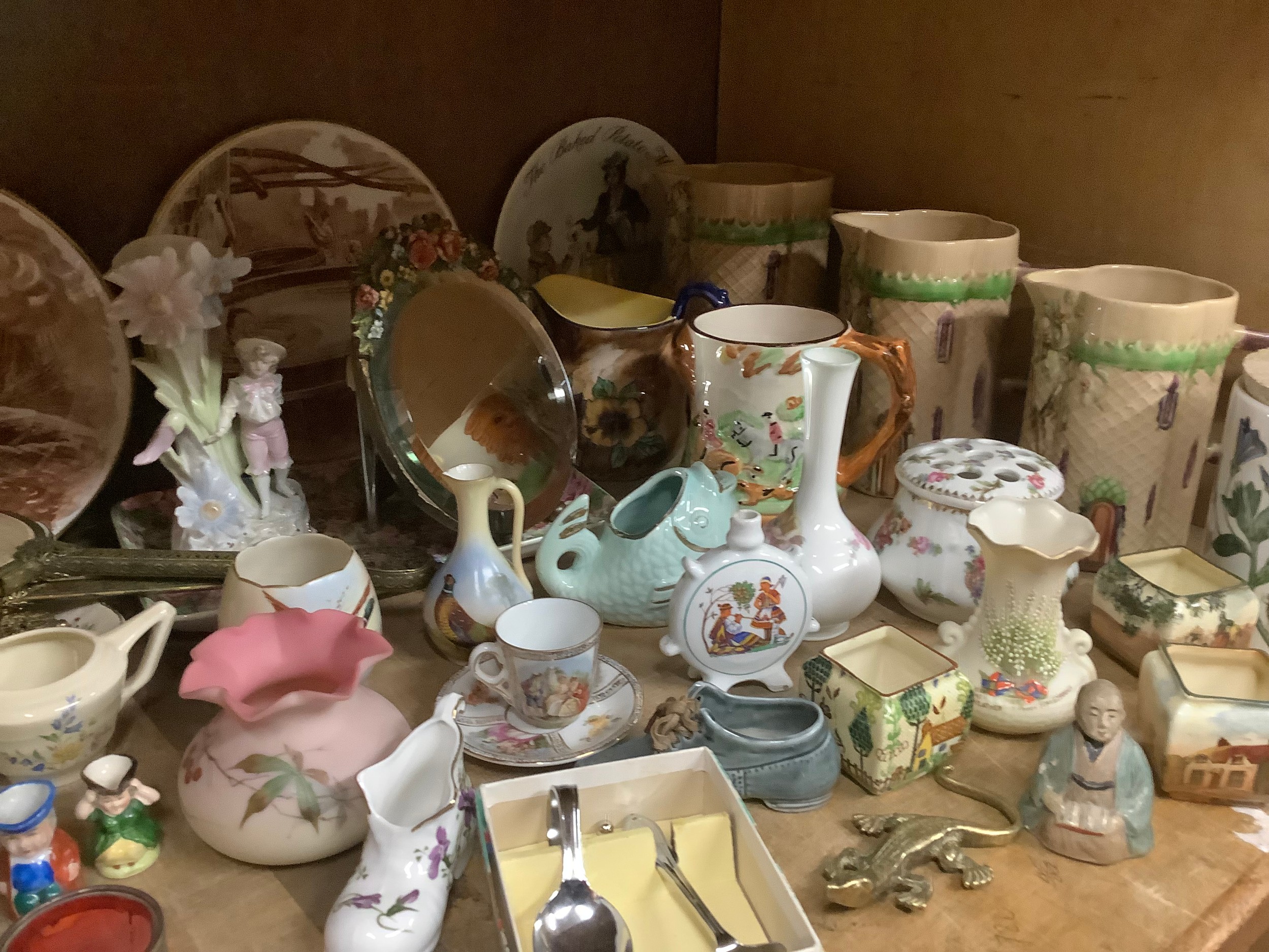 A quantity of commemorative plates, 19th century and later ceramics, gilt dressing table set, blue - Bild 2 aus 3