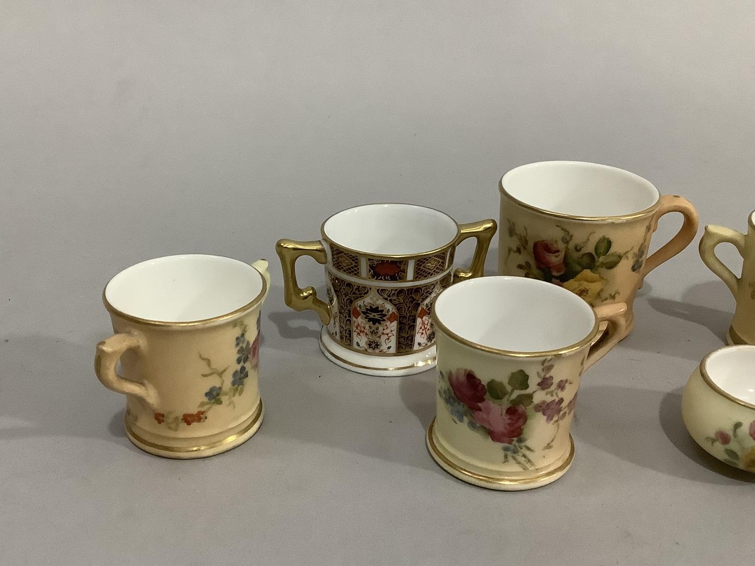 Six items of miniature Royal Worcester blush ivory ware, each piece painted with flowers including - Bild 2 aus 4
