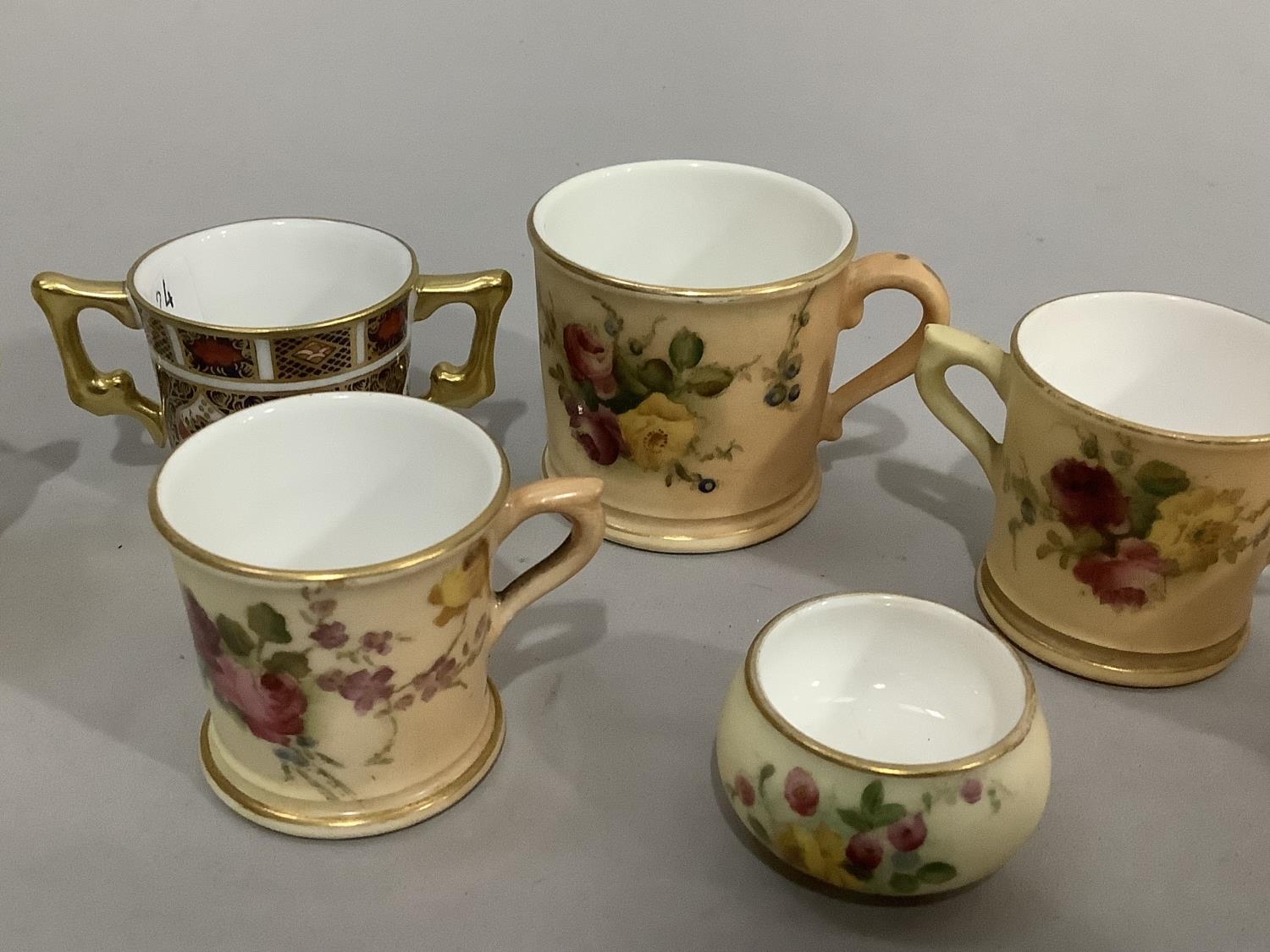 Six items of miniature Royal Worcester blush ivory ware, each piece painted with flowers including - Bild 3 aus 4