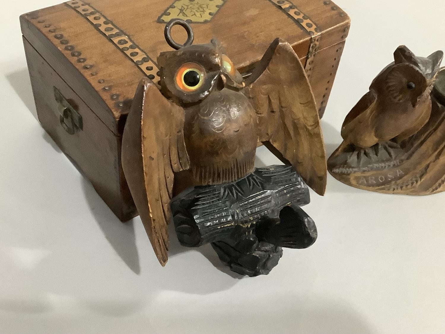 A carved hanging owl hat peg with glass eyes together with an owl and tree stump pipe rest and a - Bild 3 aus 4