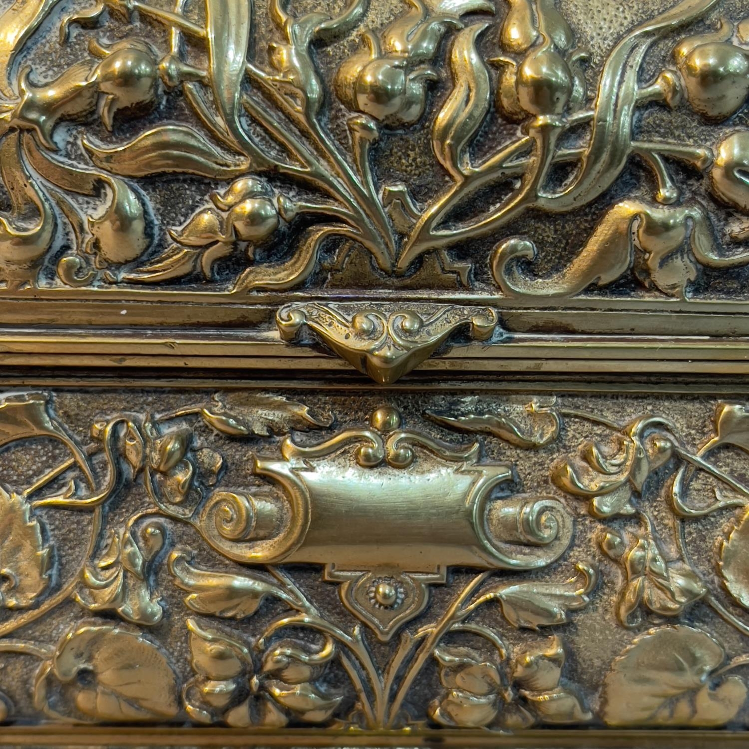 A 19th century ornate brass casket with hinged lid, the body moulded in high relief with thistles, - Bild 2 aus 2