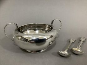 A George V silver sugar bowl Birmingham 1919, Charles S Green and Co Ltd, plain with two c scroll