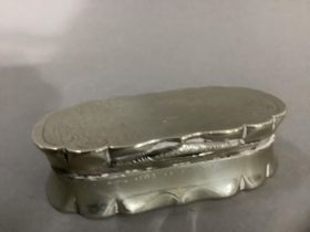 A Victorian white base metal serpentine snuff box, with engraved lid, 7cm wide