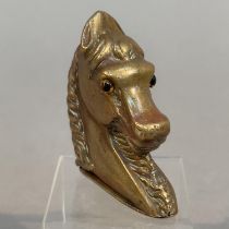 AN EDWARD VII BRASS NOVELTY HORSE'S HEAD VESTA, with glass eyes, 4.25cm high x 4.5cm wide (