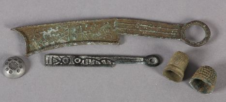 AN ITEM ANCIENT CHINESE BRONZE KNIFE MONEY, raised four character mark to 'blade' 17cm long, and a