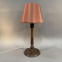 AN EARLY 20TH CENTURY MAHOGANY AND INLAID TABLE LAMP HAVING A WRITHEN AND FLUTED COLUMN, the