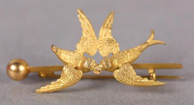 A VICTORIAN 'LOVE BIRDS' BAR BROOCH in 15ct gold, the two birds A/F beak to beak with small