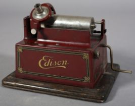 AN EDISON RED GEM PHONOGRAPH, serial no 317574D, 4 to 2 minute play, gilt and black transfer