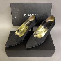 Chanel: A pair of elegant silk black heeled shoes with pointed contrast toe, size 37.5, in Chanel