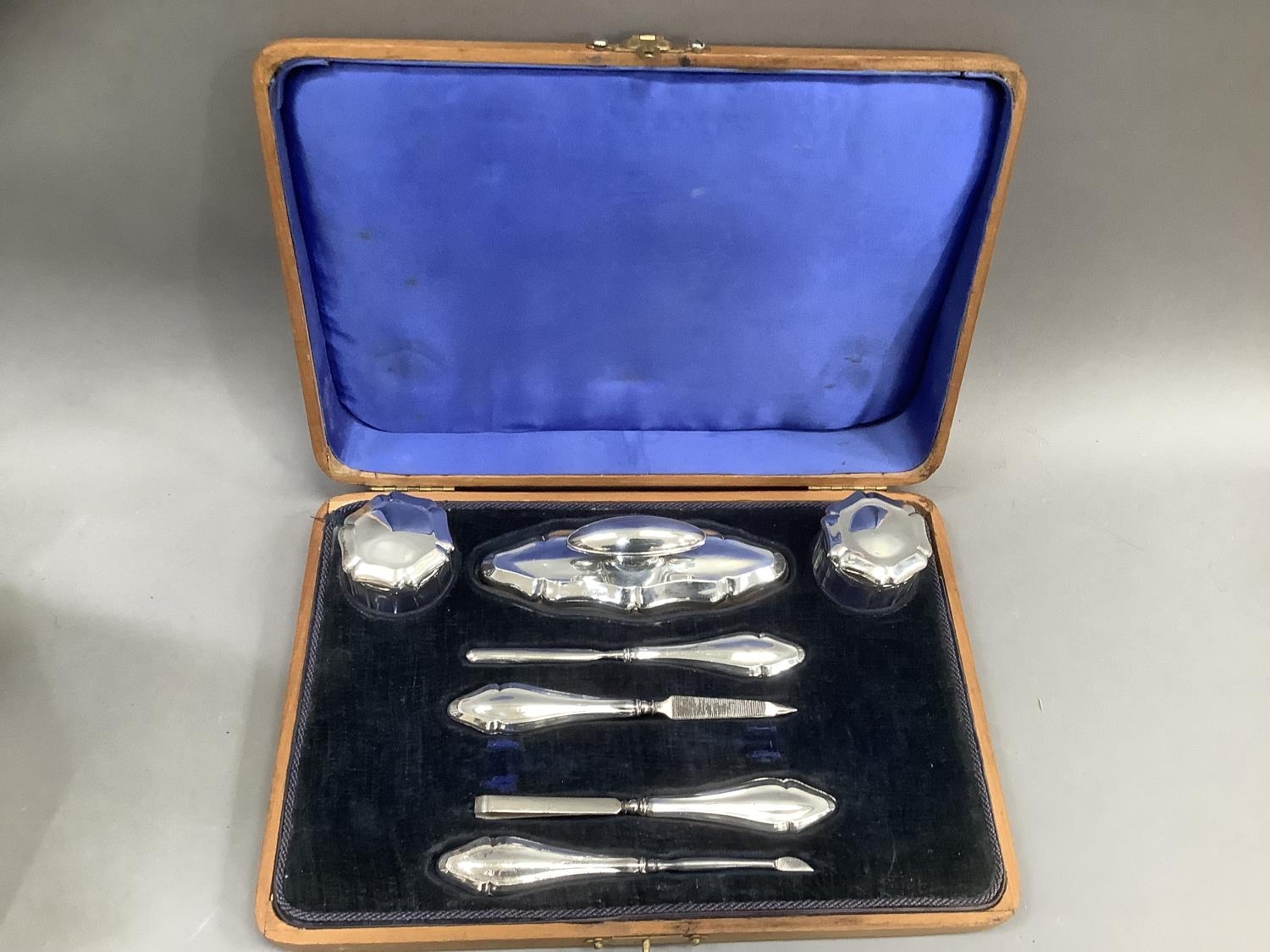 A George V seven piece silver manicure set, Birmingham 1919, all of indented outline and in original - Bild 2 aus 2