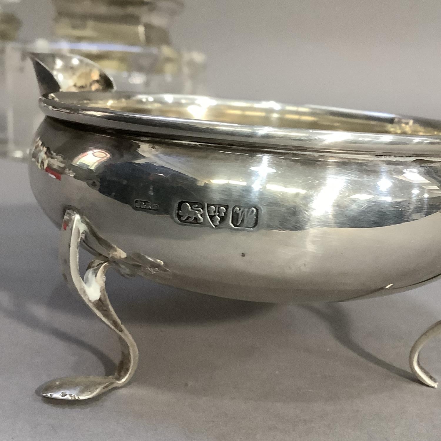 A silver cream jug, Chester 1922 together with a silver lidded glass inkwell of square outline - Image 6 of 6