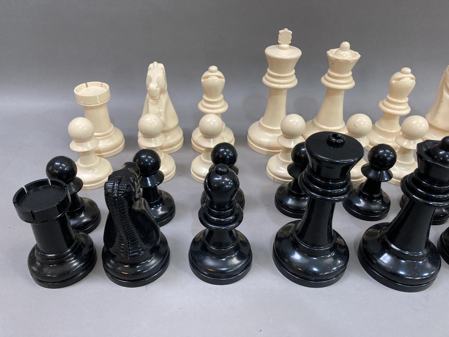 A outdoors chess set in cream and black plastic, the king measuring 21cm high - Image 3 of 3