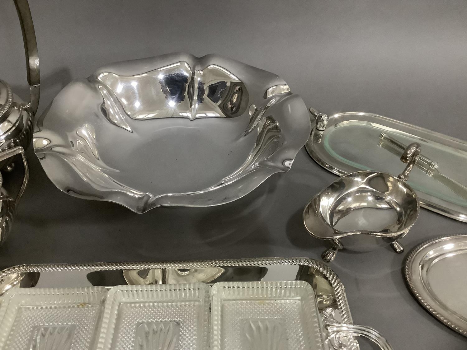 Silver plated silverware, including a three piece coffee service of half reeded design, comprising - Image 4 of 4