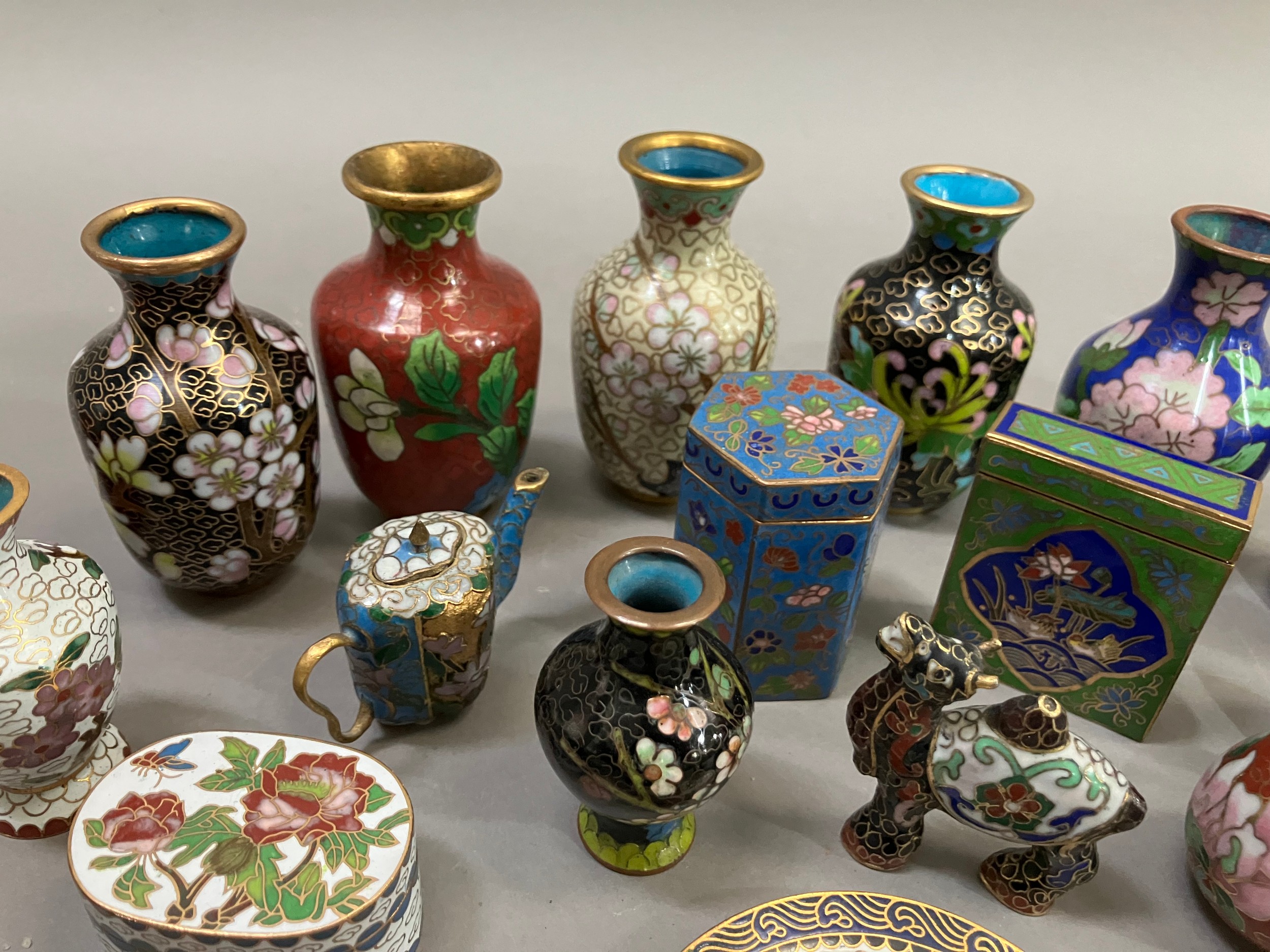 A collection of miniature cloisonné trinkets, vases, boxes, thimble, camel, beaker etc - Image 3 of 4