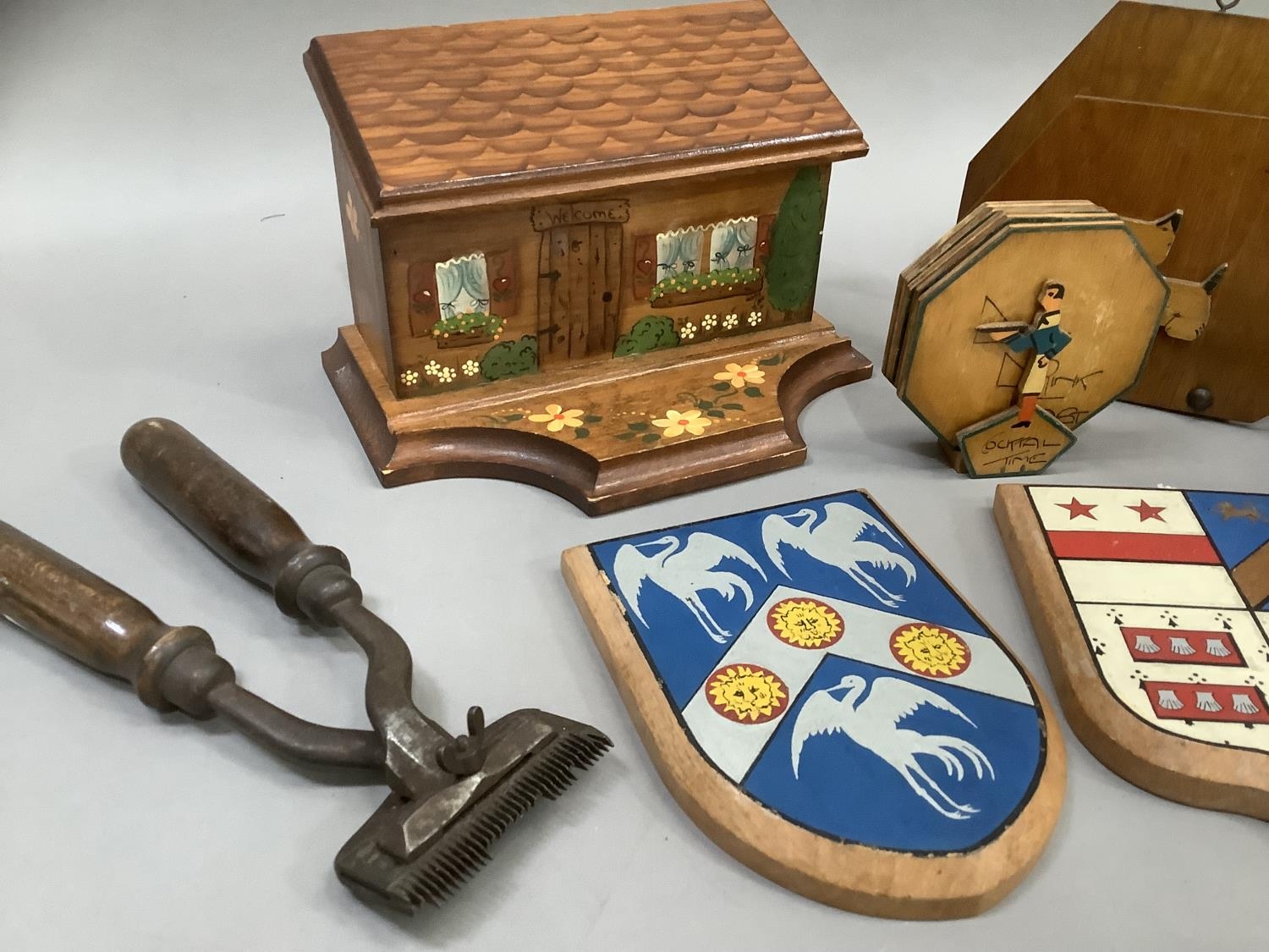 A wooden letterbox with pen slide in the form of a house, a pair of painted shields, a set of - Image 2 of 4