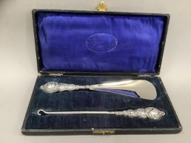An Edward VII silver topped shoe horn and button hook set, Birmingham 1911 for Green and Cadbury