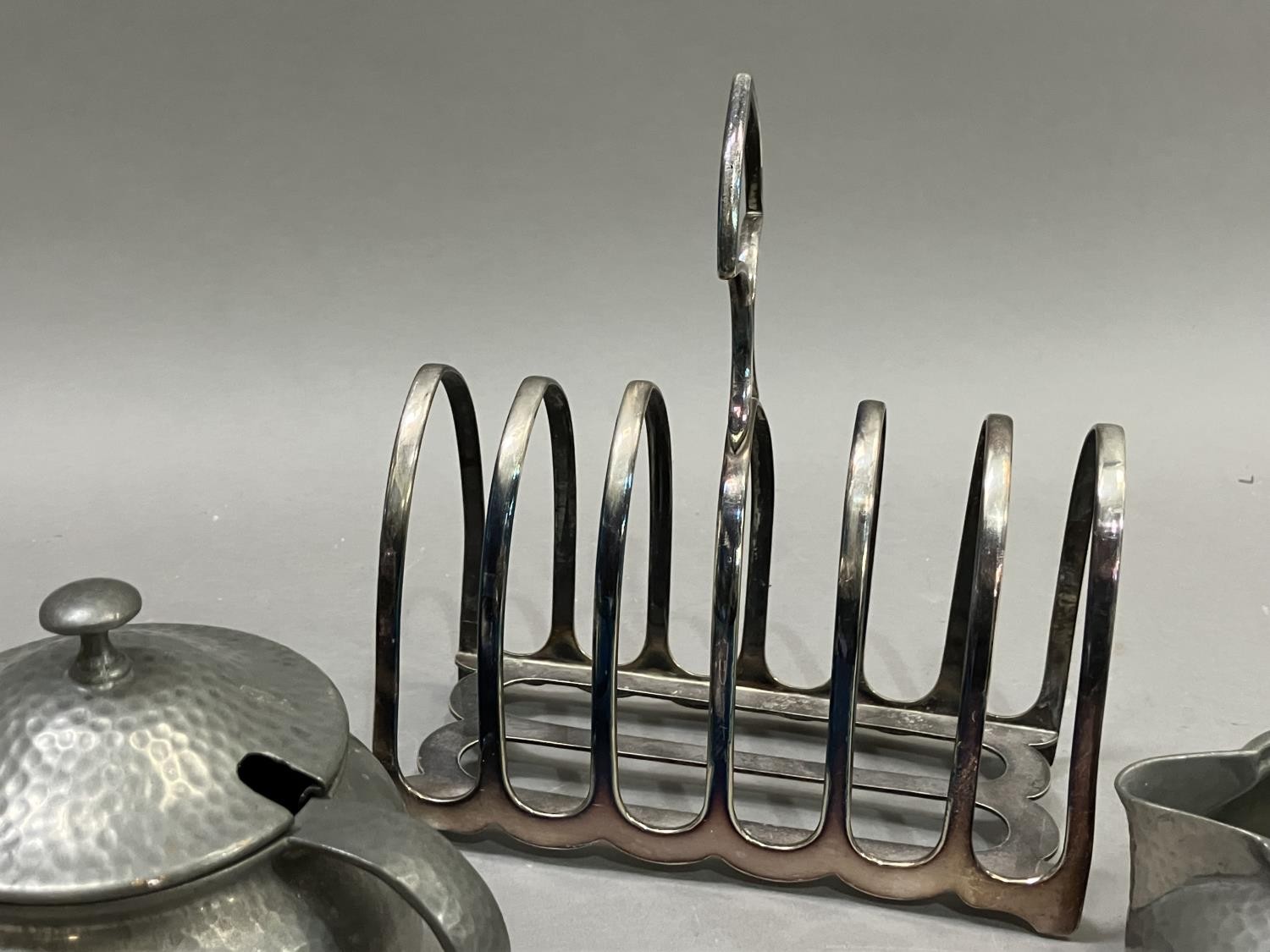 A silver plated seven bar toast rack together with a Tudric pewter cream jug and two handled - Bild 3 aus 3