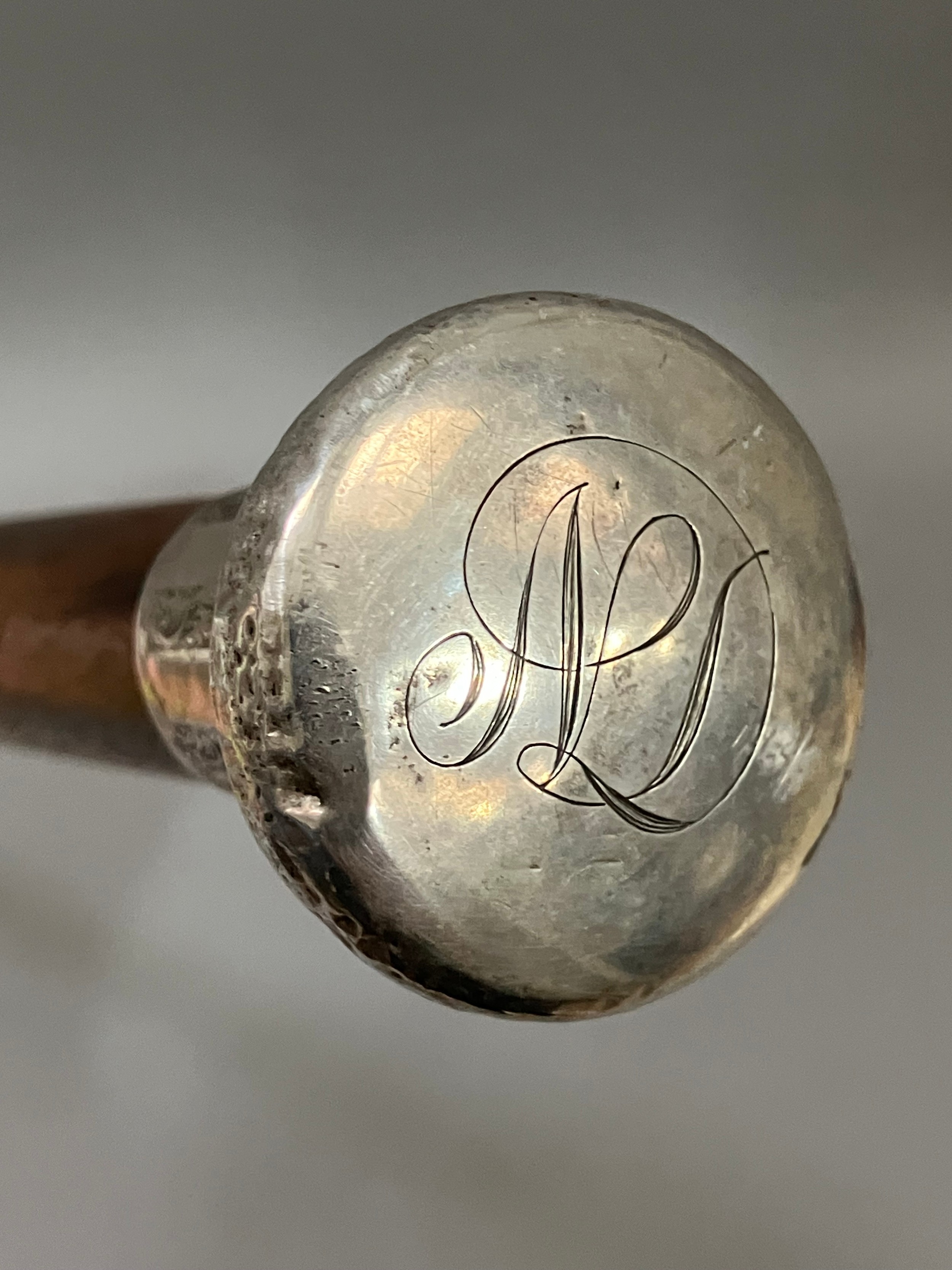 A Victorian silver handled hard wood walking cane with monogram, 91cm - Image 3 of 3