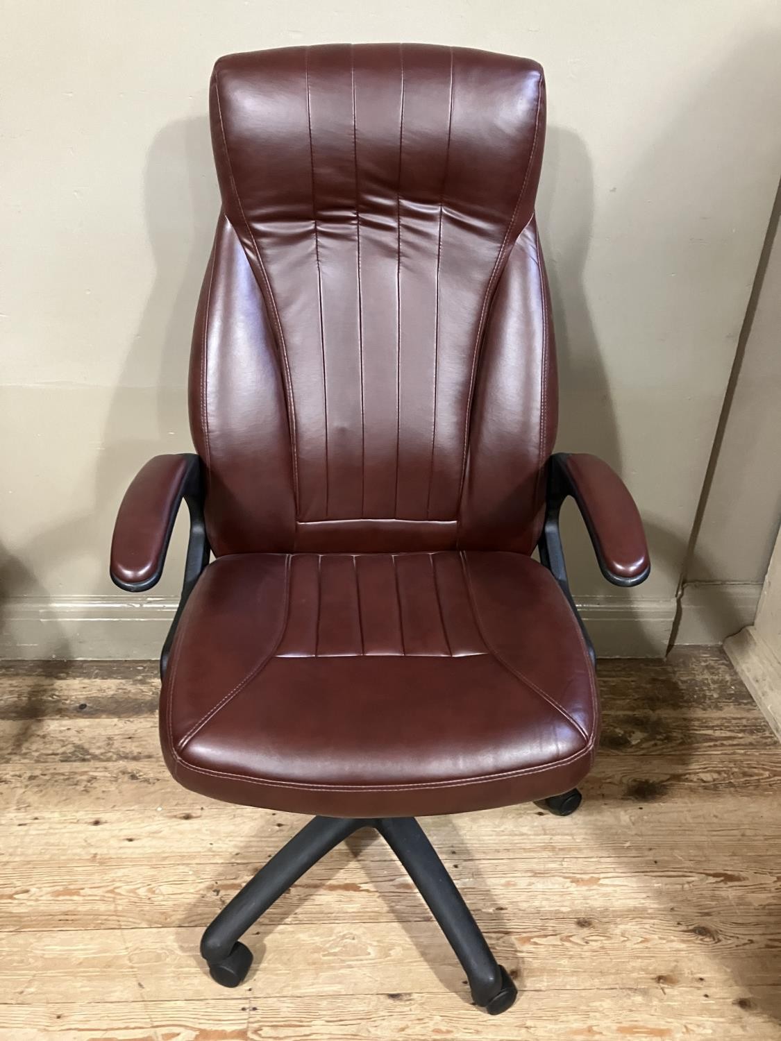 A swivel office chair in burgundy leather effect upholstery - Image 2 of 2