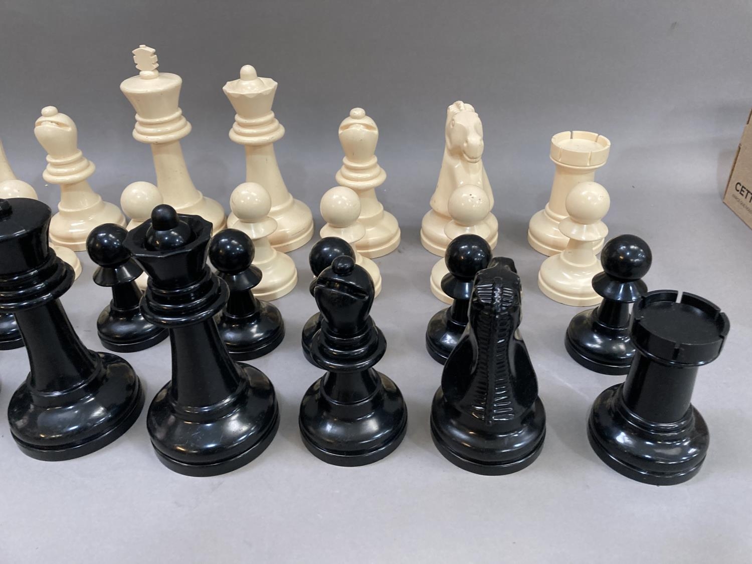 A outdoors chess set in cream and black plastic, the king measuring 21cm high - Image 2 of 3
