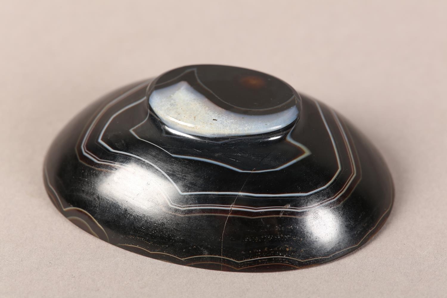 A banded agate bowl of oval outline on foot rim, 9cm wide x 6.5cm deep x 2.75cm high (two cracks - Image 4 of 4