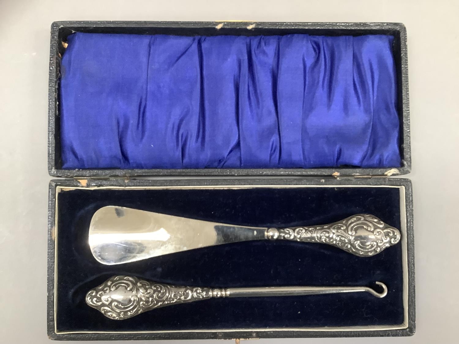 A George V silver topped shoe horn and button hook set, Chester 1912, foliate scroll chased with - Image 2 of 2